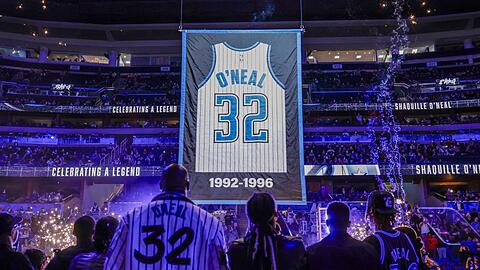 Shaquille O'Neals Magic-Trikot mit der Nummer 32 wird unters Hallendach gezogen.