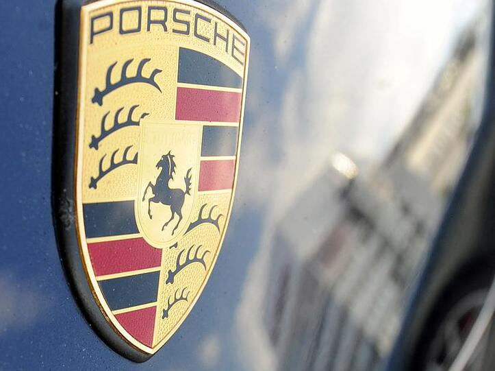 Das Firmenlogo auf der Motorhaube eines Porsche