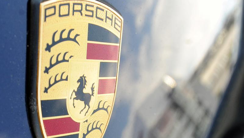 Das Firmenlogo auf der Motorhaube eines Porsche Das Firmenlogo auf der Motorhaube eines Porsche