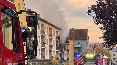 In diesem Mehrfamilienhaus kam es in der Nacht zum Mittwoch zu einer Explosion und einem Brand.