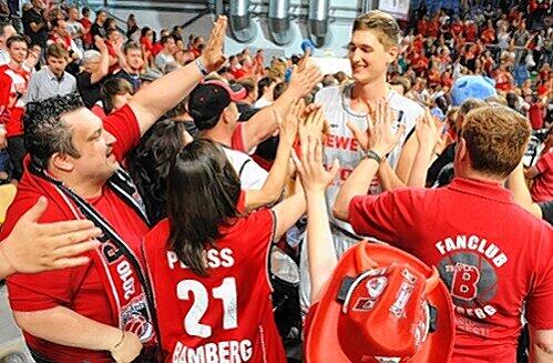 &bdquo;Fantastische Atmosphäre&ldquo; in der heimischen Arena als Trumpfkarte für Europa: Bambergs Jungstar Tibor Pleiß beim Bad in der Menge.