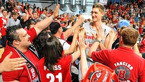 „Fantastische Atmosphäre“ in der heimischen Arena als Trumpfkarte für Europa: Bambergs Jungstar Tibor Pleiß beim Bad in der Menge. „Fantastische Atmosphäre“ in der heimischen Arena als Trumpfkarte für Europa: Bambergs Jungstar Tibor Pleiß beim Bad in der Menge.