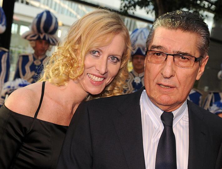 Auch geheim wurde bei Ex-Schalke-Manager Rudi Assauer und Partnerin Britta Idrizi am 19. April 2011 geheiratet.