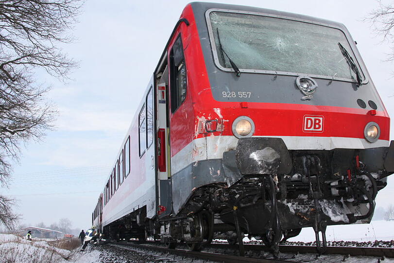 Einer der Insassen des Müllfahrzeugs verstarb noch an der Unfallstelle.