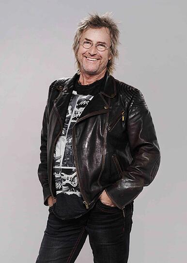 Mit Schauspieler Martin Semmelrogge wohnt ein weiteres bekanntes Gesicht der deutschen TV-Landschaft im "Promi Big Brother"-Haus. Im Haus baut der 57-Jährige auf Fairplay: "Ich mag keine Leute, die nach vorne freundlich sind und hinten rum intrigieren."