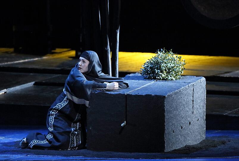 Carmen Gianattasio als Norma in der Wiederaufnahme von Jürgen Roses Inszenierung der gleichnamigen Oper von Vincenzo Bellini im Nationaltheater.