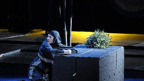 Carmen Gianattasio als Norma in der Wiederaufnahme von Jürgen Roses Inszenierung der gleichnamigen Oper von Vincenzo Bellini im Nationaltheater.