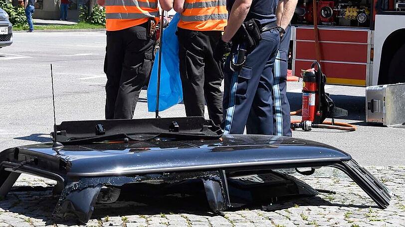 Die Feuerwehr trennte das Dach des am Unfall beteiligten Mini ab.