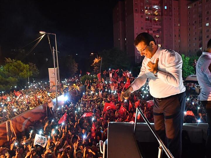 In Istanbul werde es nun "Gerechtigkeit, Gleichheit, Liebe und Toleranz geben. Verschwendung, Luxus, Arroganz und Diskriminierung werden ein Ende haben", versprach Ekrem Imamoglu nach seinem Wahlsieg.