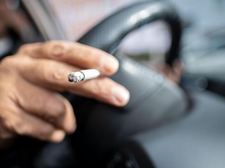 Nach Messungen des Deutschen Krebsforschungszentrums ist die Schadstoffkonzentration in verrauchten Autos fünf Mal so hoch wie in einer durchschnittlich verrauchten Bar.