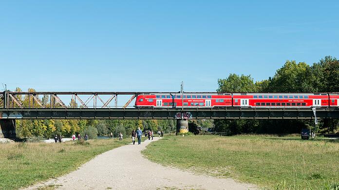 Die Braunauer Eisenbahnbrücke führt über die Isar (Archivbild).