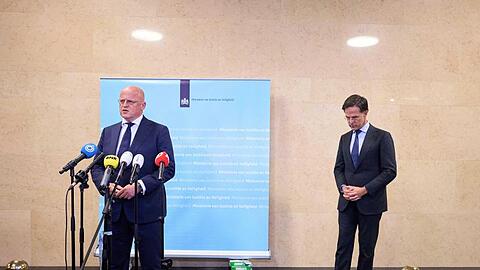 Mark Rutte (r), scheidender Premierminister, und Ferd Grapperhaus, scheidender Justizminister.