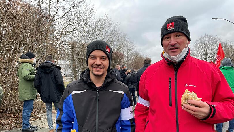 Protestieren: Peter Rail (32) und Kfz-Schlosser Ludwig Adelhoch (60). Protestieren: Peter Rail (32) und Kfz-Schlosser Ludwig Adelhoch (60).