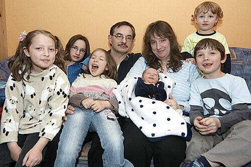 Der kleine Jakob mit seinen Eltern Arthur und Alexandra Gaßmann und einem Teil seiner Schwestern und Brüder.
