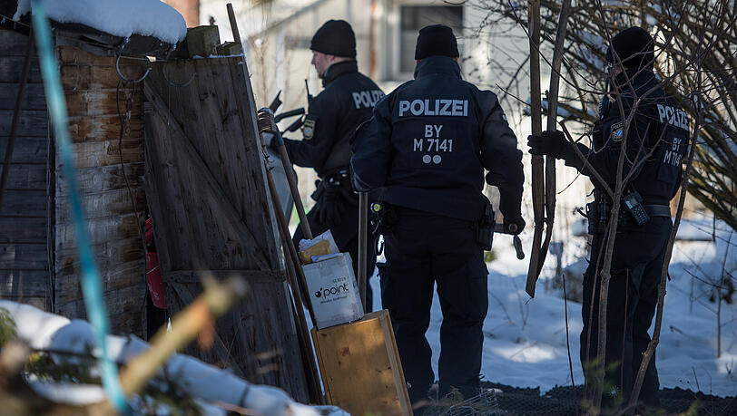 Leichensuche: Polizisten durchsuchen im Januar 2016 eine Gartenlaube auf dem Grundstück in Haar.