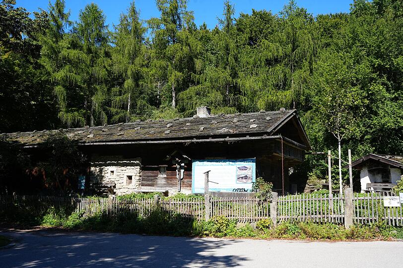 Das historische Bayerwaldhaus aus dem Jahr 1747 steht seit der Internationalen Gartenschau 1983 im Westteil des Westparks, sehr idyllisch in Alleinlage. Das historische Bayerwaldhaus aus dem Jahr 1747 steht seit der Internationalen Gartenschau 1983 im Westteil des Westparks, sehr idyllisch in Alleinlage.