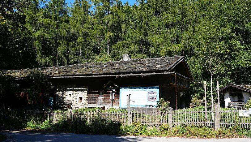 Das historische Bayerwaldhaus aus dem Jahr 1747 steht seit der Internationalen Gartenschau 1983 im Westteil des Westparks, sehr idyllisch in Alleinlage. Das historische Bayerwaldhaus aus dem Jahr 1747 steht seit der Internationalen Gartenschau 1983 im Westteil des Westparks, sehr idyllisch in Alleinlage.