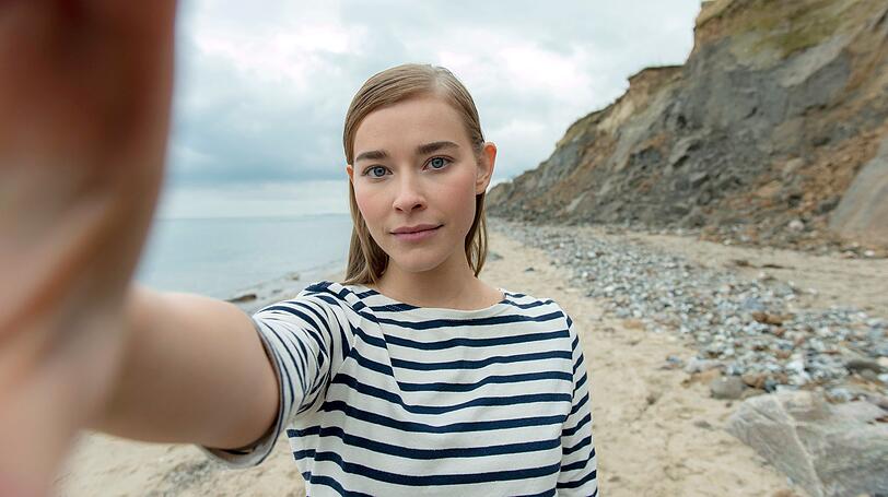 Umwelt-Influencerin Zenaida (Milena Tscharntke) macht ein Video am Strand. Umwelt-Influencerin Zenaida (Milena Tscharntke) macht ein Video am Strand.
