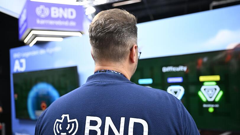 Wer dachte, Spione arbeiteten nur im Verborgenen, der wird bei der Gamescom eines Besseren belehrt: ein BND-Mitarbeiter am Messestand. Wer dachte, Spione arbeiteten nur im Verborgenen, der wird bei der Gamescom eines Besseren belehrt: ein BND-Mitarbeiter am Messestand.