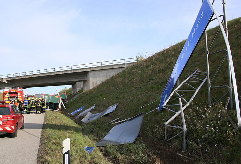 Bei einem Unfall auf der A94 krachte am Montag ein Lkw auf die Seite. Die Autobahn musste gesperrt werden.