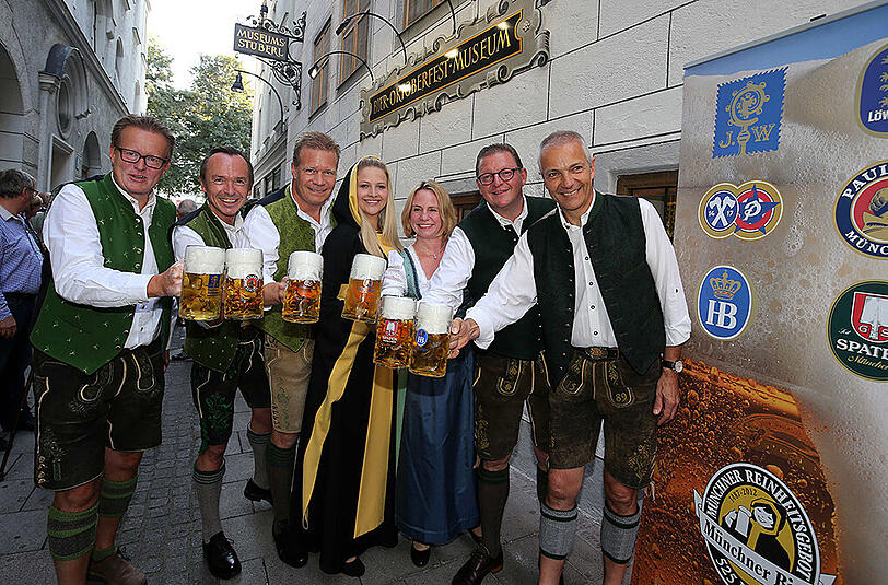 Präsentierten ihr Wiesn-Bier: Martin Leibhard (Augustiner), Heiner Müller (Paulaner), Andreas Steinfatt (Hacker-Pschorr/Vorsitzender des Vereins Münchener Brauereien), Münchner Kindl Viktoria Ostler, Birgit Schulz (Löwenbräu), Bernd Klier (Spaten), Michael Möller (Hofbräu).