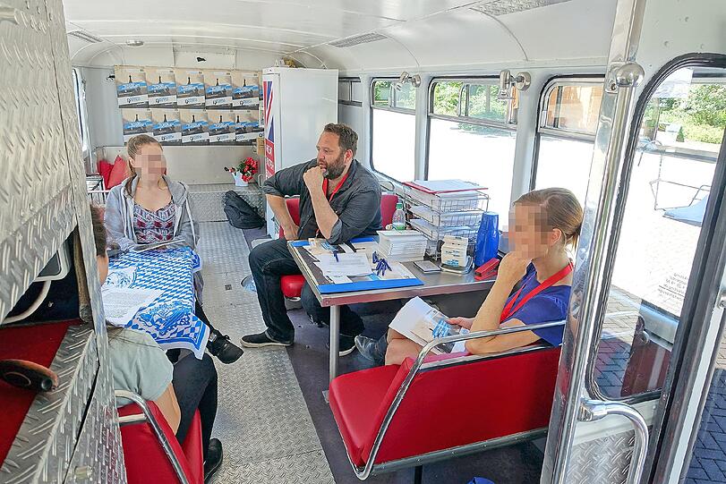 Zwei Schülerinnen bekommen im Bus erstklassigen Sozialkundeunterricht über das Widerstandrecht in einer Demokratie.