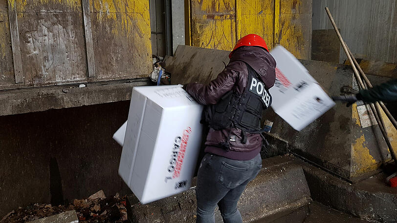 Die Kisten wurden einzeln in die Anlage gegeben.