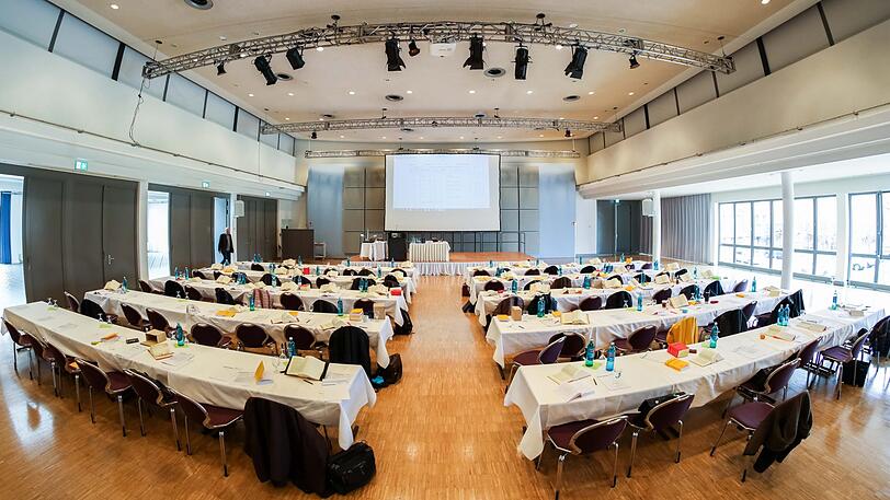 Ein Blick in den Festsaal der Weser-Ems-Halle, in die das Landgericht aus Platzgründen beim neuen Prozess gegen den verurteilten Patientenmörder Niels Högel ausweichen muss.