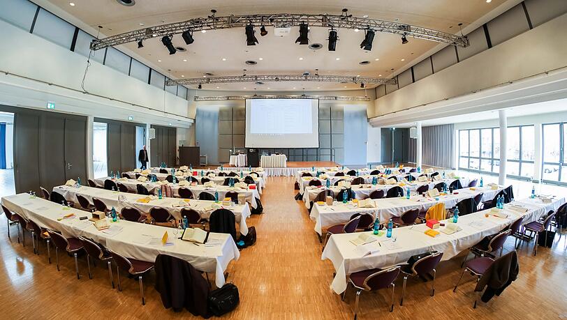 Ein Blick in den Festsaal der Weser-Ems-Halle, in die das Landgericht aus Platzgründen beim neuen Prozess gegen den verurteilten Patientenmörder Niels Högel ausweichen muss. Ein Blick in den Festsaal der Weser-Ems-Halle, in die das Landgericht aus Platzgründen beim neuen Prozess gegen den verurteilten Patientenmörder Niels Högel ausweichen muss.