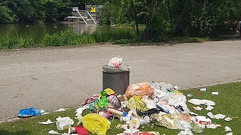 Müll in und neben dem Eimer. Unschöne Szenen vom Pfingstmontag im Westpark.