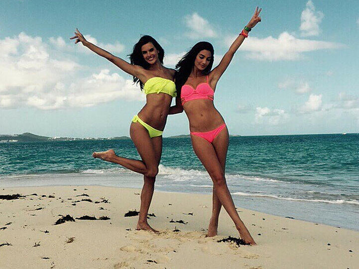 Models wie Alessandra Ambrosio (l.) und Lily Aldridge im Bikini - natürlich immer mit durchtrainiertem, flachem Bauch