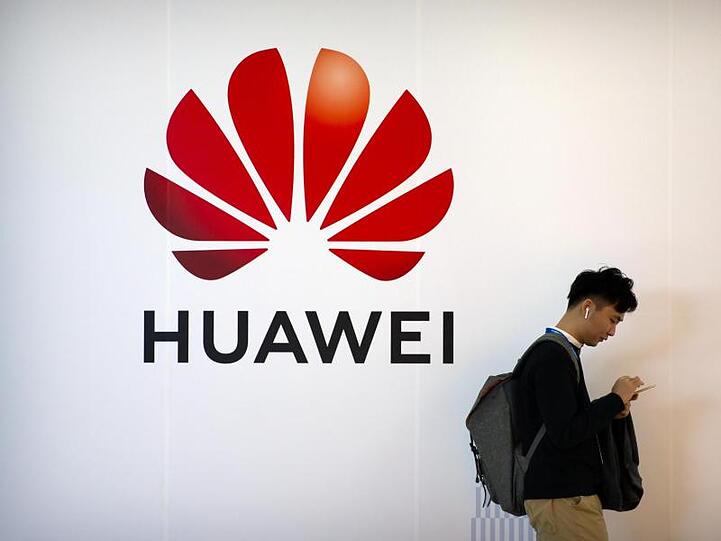 Für Nutzer von Huawei-Smartphones bedeutet der Schritt der US-Regierung unter anderem, dass Google die mit seinem Betriebssystem Android laufenden Telefone vorerst weiter in vollem Umfang mit Updates versorgen kann.