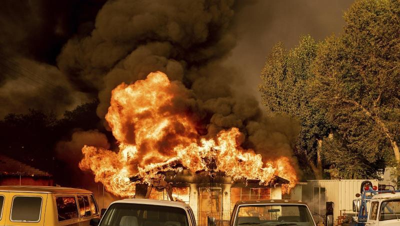 Flammen des "Sugar Fire" schlagen aus einem Wohnhaus.