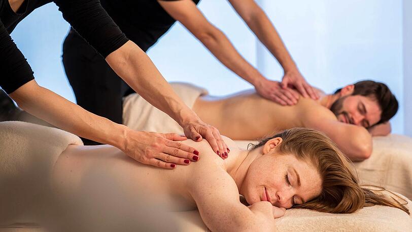 Gemeinsam bei einer Massage entspannen. Gemeinsam bei einer Massage entspannen.