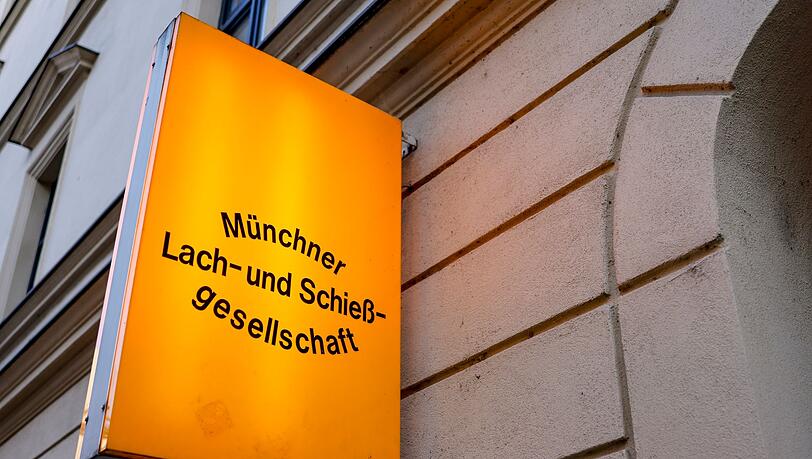 Ein beleuchtetest Schild markiert den Eingang zur Lach- und Schießgesellschaft.