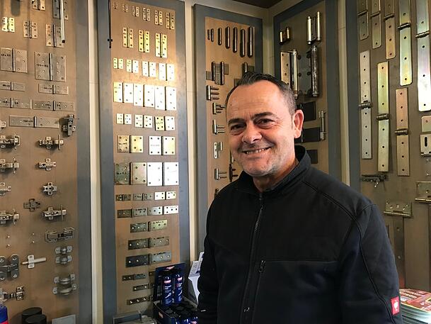 Jimmy Tahiraj (50), der seit 30 Jahren Hausmeister für etliche Gebäude in München ist, braucht dauernd was beim Wörle.