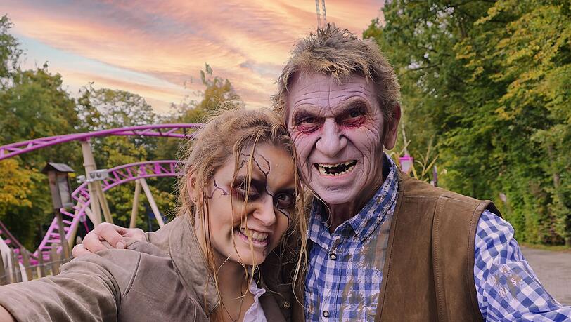 Klaus Augenthaler posiert im Gruselmodus an der Seite einer anderen "Zombie-Frau" im "Bayern-Park".