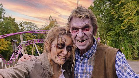 Klaus Augenthaler posiert im Gruselmodus an der Seite einer anderen "Zombie-Frau" im "Bayern-Park".