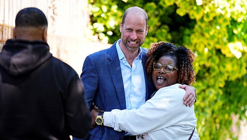 Ein Prinz zum Anfassen: William wird von einem Royal-Fan umarmt.