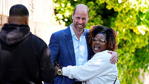 Ein Prinz zum Anfassen: William wird von einem Royal-Fan umarmt.