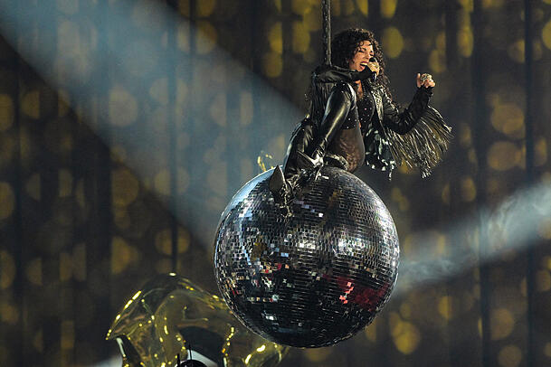 Sophie Berner verkörpert die Pop-Ikone im Musicel "Die Cher Show" und ist bei der Bambi-Verleihung Grund und Auslöser für Thomas Gottschalks Verwirrung.