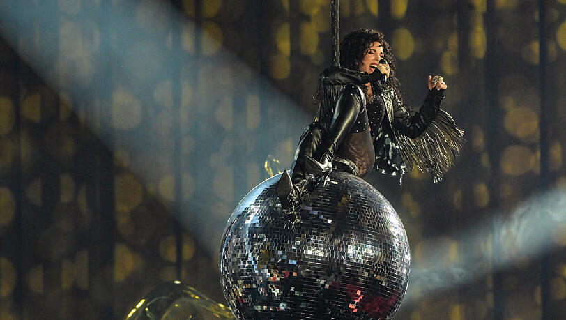 Sophie Berner verkörpert die Pop-Ikone im Musicel "Die Cher Show" und ist bei der Bambi-Verleihung Grund und Auslöser für Thomas Gottschalks Verwirrung. Sophie Berner verkörpert die Pop-Ikone im Musicel "Die Cher Show" und ist bei der Bambi-Verleihung Grund und Auslöser für Thomas Gottschalks Verwirrung.