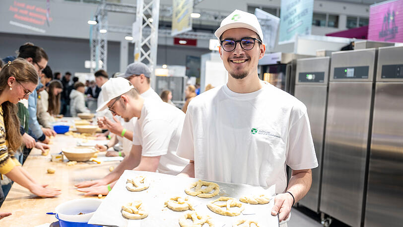 Auf der Sonderfl&auml;che "Macher gesucht" der Internationalen Handwerksmesse k&ouml;nnen Jugendliche Ihr Talent testen, sich &uuml;ber Karrierechancen  informieren und herausfinden, welche M&ouml;glichkeiten das Handwerk bietet. Hier wird flei&szlig;ig bei den B&auml;ckern gebacken.