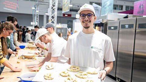 Auf der Sonderfl&auml;che "Macher gesucht" der Internationalen Handwerksmesse k&ouml;nnen Jugendliche Ihr Talent testen, sich &uuml;ber Karrierechancen  informieren und herausfinden, welche M&ouml;glichkeiten das Handwerk bietet. Hier wird flei&szlig;ig bei den B&auml;ckern gebacken.