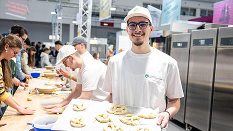 Auf der Sonderfl&auml;che "Macher gesucht" der Internationalen Handwerksmesse k&ouml;nnen Jugendliche Ihr Talent testen, sich &uuml;ber Karrierechancen  informieren und herausfinden, welche M&ouml;glichkeiten das Handwerk bietet. Hier wird flei&szlig;ig bei den B&auml;ckern gebacken.