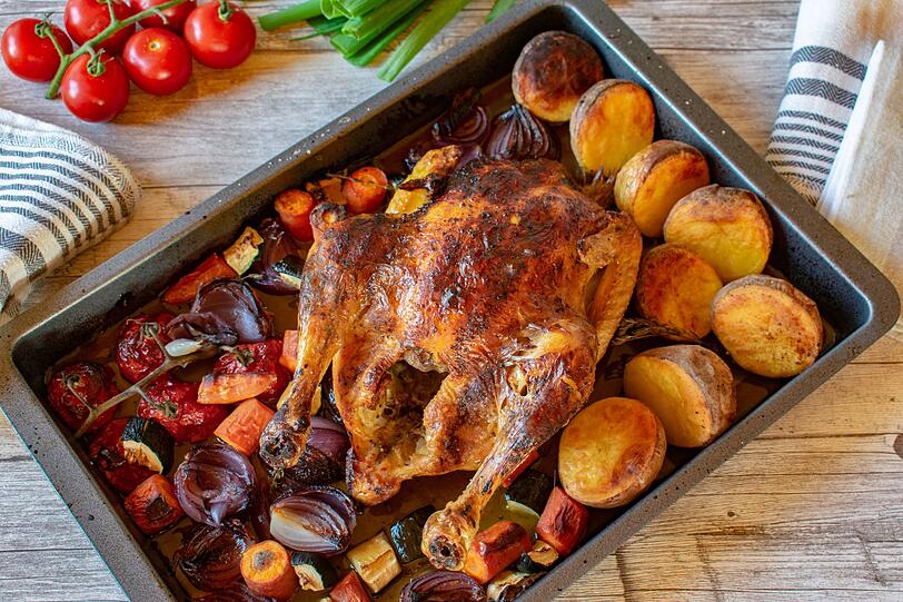 Dieses Ofengericht ist schnell und kocht sich praktisch von alleine: Brathähnchen oder Hähnchenkeulen werden bei 180 Grad im Ofen etwa 50 Minuten knusprig gebraten. Dazu passt Gemüse wie Kartoffel-Spalten, Zucchini, Paprika oder auch Apfelscheiben, die samt Hähnchen in einer großen Bratschale mit Gewürzen wie Rosmarin, Knoblauch und Salz sowie Öl gebacken werden. Dieses Ofengericht ist schnell und kocht sich praktisch von alleine: Brathähnchen oder Hähnchenkeulen werden bei 180 Grad im Ofen etwa 50 Minuten knusprig gebraten. Dazu passt Gemüse wie Kartoffel-Spalten, Zucchini, Paprika oder auch Apfelscheiben, die samt Hähnchen in einer großen Bratschale mit Gewürzen wie Rosmarin, Knoblauch und Salz sowie Öl gebacken werden.