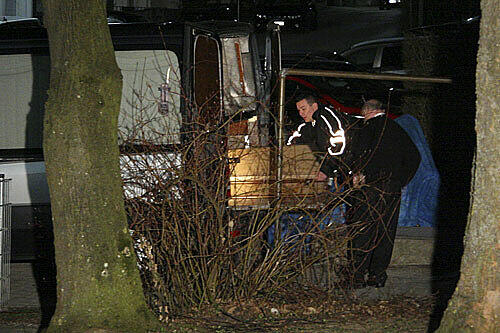 Familiendrama in Freising: Leichen werden aus dem Wohnhaus gebracht
