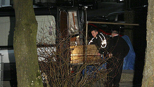 Familiendrama in Freising: Leichen werden aus dem Wohnhaus gebracht Familiendrama in Freising: Leichen werden aus dem Wohnhaus gebracht