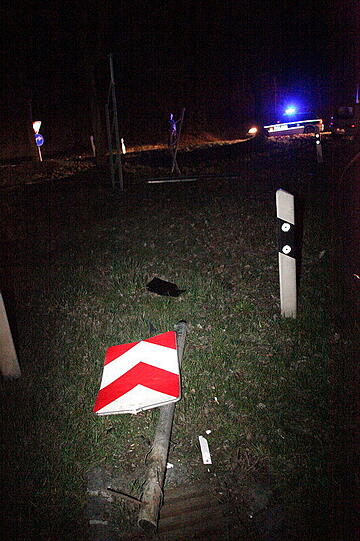 Bürg - Bei dem Versuch von der Bundestraße 12, im Landkreis Mühldorf, ein Ausfahrt zu nehmen, ist ein Fahrer am Mittwochabend gegen ein Verkehrszeichen gefahren. Vermutlich hat er aufgrund der Sichtverhältnisse die Abzweigung verpasst. Der Fahrer kam verletzt ins Krankenhaus.