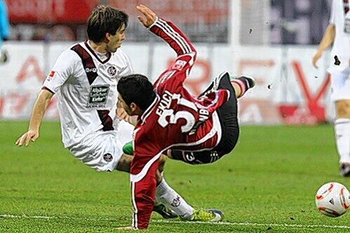 FC AUGSBURG:  Der Aufsteiger setzt im Abstiegskampf auf Schalkes
Spielmacher-Talent Moravek (hier im Lautern-Trikot) und Wolfsburgs Koo Ja-Cheol (ausgeliehen).
Bochums Ostrzolek kommt wohl eher als neuer Bank-Angestellter.